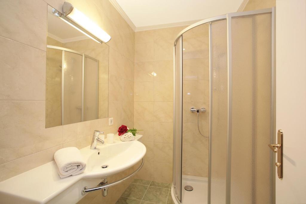 Gasthof Zur Post Maishofen Room photo